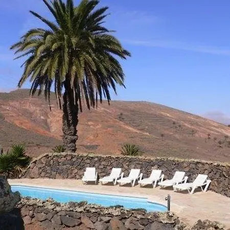 Sleeps 4 Pool Wifi Haría